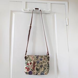 Vintage inspired SIGNARE cross body bag. Garden Meadow tapestry.